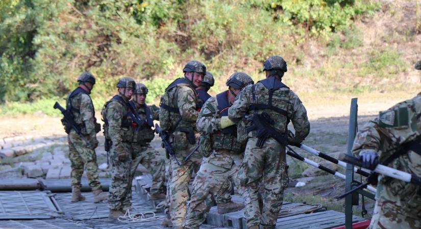 Valóságos harci helyzetet idéztek meg a katonák a Tisza partján – galériával, videóval
