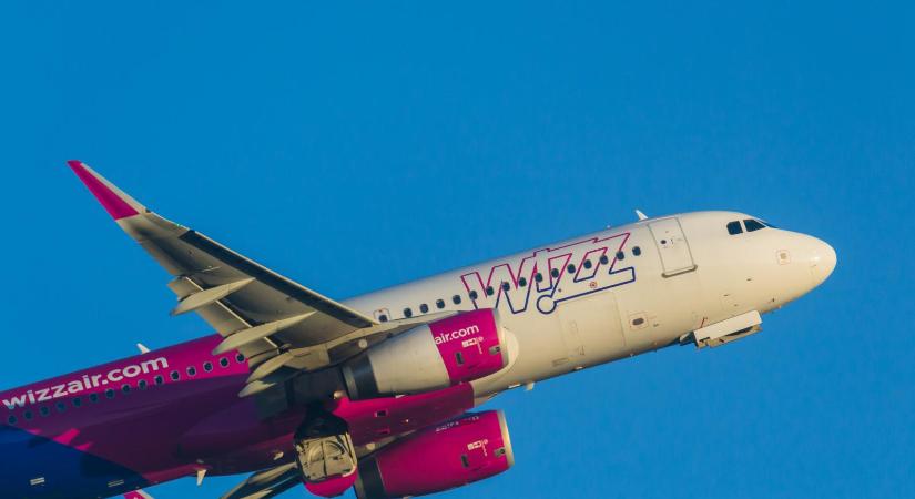 Elaludtak a kolozsvári irányítótoronyban, húsz percig körözött a WizzAir egyik járata
