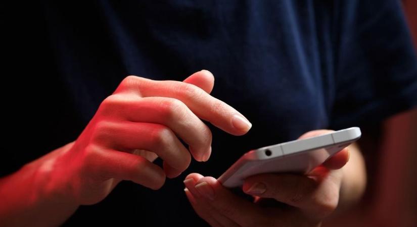 Elkérte a mobilt, hogy telefonálhasson, majd vonatra szállt vele