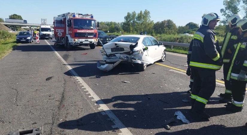 Rommá tört autók - nagyon durva fotók jöttek a dunántúli autópályán történt karambolról