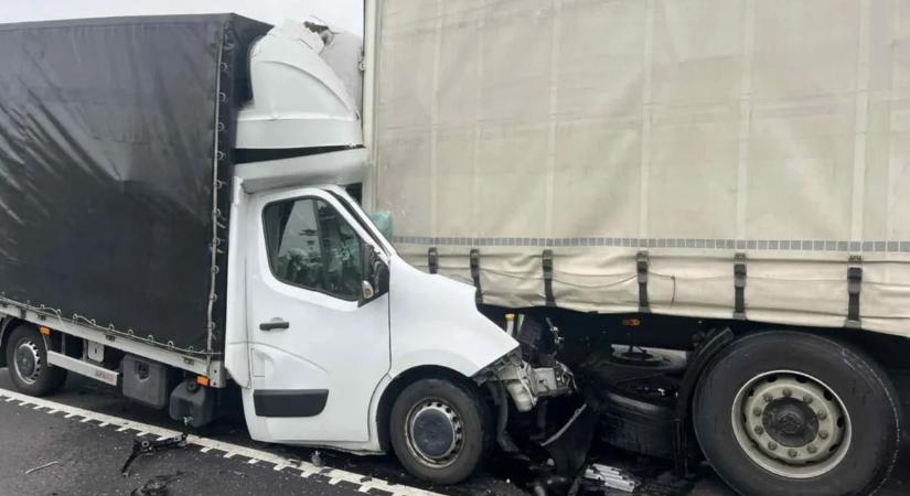 Megrázó fejlemények érkeztek az M1-esen történt balesetről: egy ember életét vesztette
