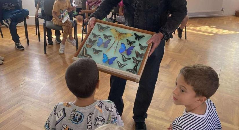 A világ legnagyobb bogarát is közelről vehették szemügyre a gyerekek