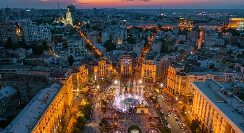 Kijevben leállt a forgalom a főutcán egyperces néma csendre a háború áldozatai emlékezve
