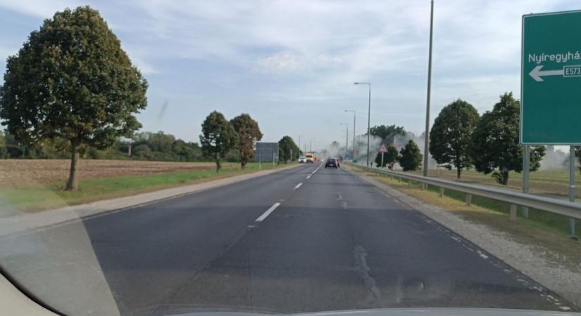 Kigyulladt egy autó a 35-ös úton, a mentők is a helyszínen - fotóval!