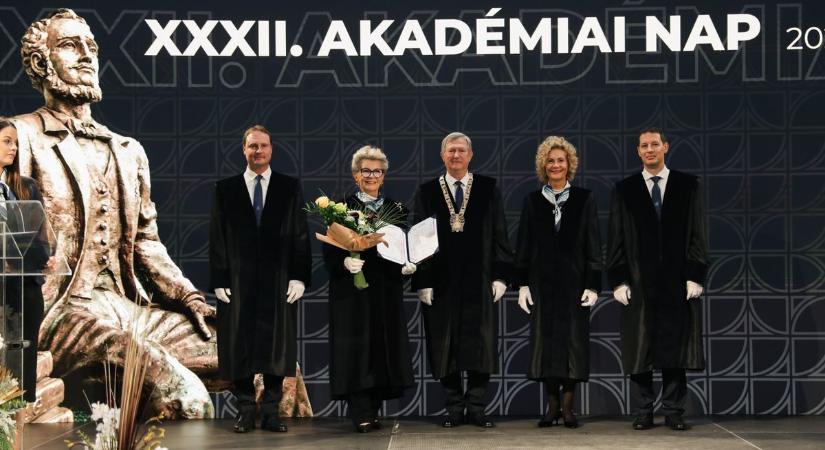 Akadémiai Nap a győri egyetemen: doktorokat avattak és rangos díjakat adtak át - sok-sok fotó