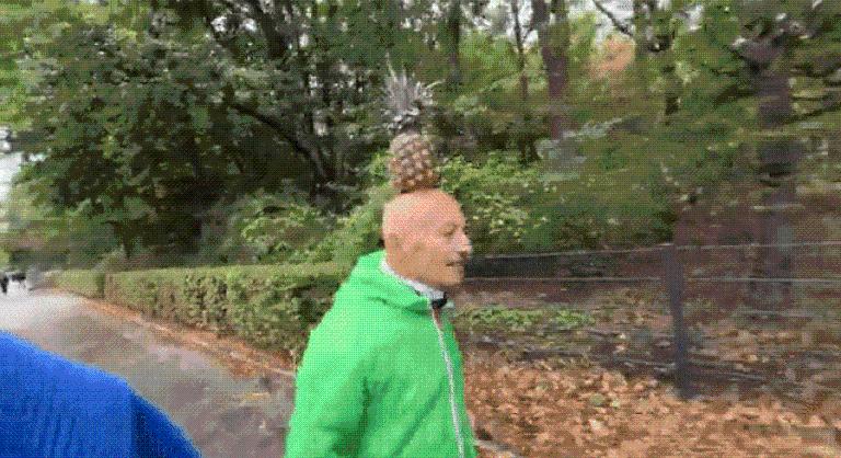 Ismét ananásszal a fején futotta végig a berlini maratont a 70 éves izraeli férfi