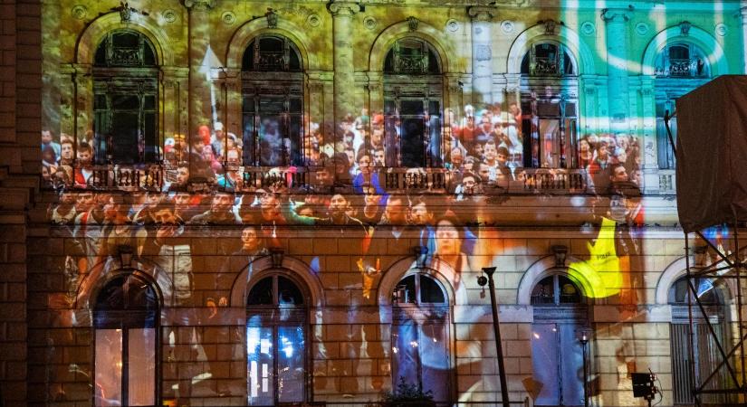 A MÁV és a BRFK szerint is teljesen rendben van, hogy az Orbán-kormány propagandáját a Keleti pályaudvaron kivetítették a falra