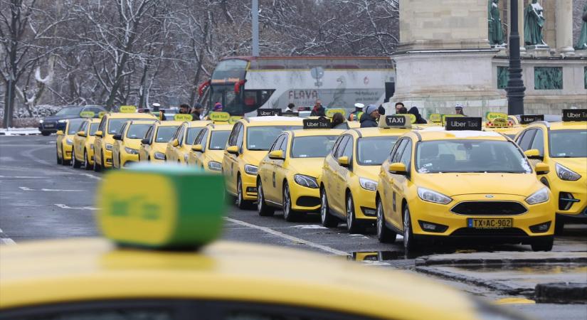 Szerdai tüntetésre készülnek a taxisok