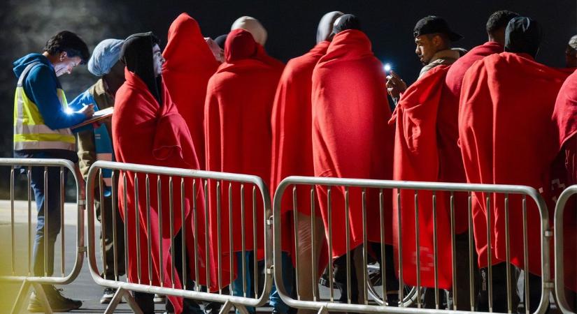 Szijjártó Péter: Brüsszel továbbra is vonzza a migránsokat Európába