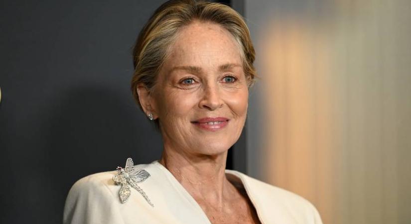 A 67 éves Sharon Stone pucérruhában pózolt a címlapon: melltartó sem volt rajta