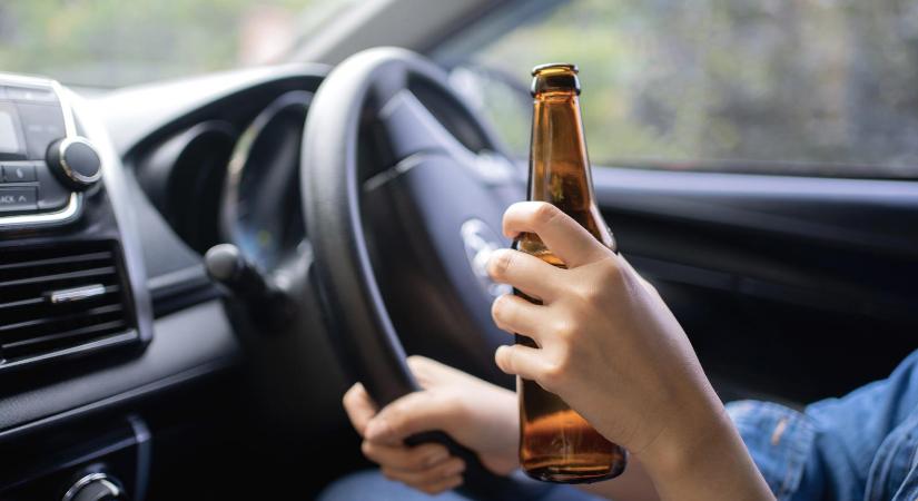 Részegen kapaszkodott a motorháztetőn a férfi, a sofőr megúszta pénzbírsággal