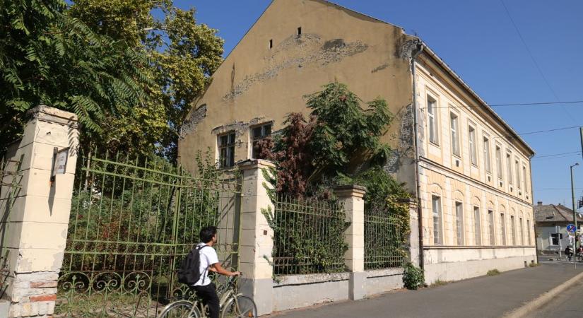 Szeged legbizarrabb ingatlanügye: csak együtt vásárolható meg az árvaház és egyetemi épület
