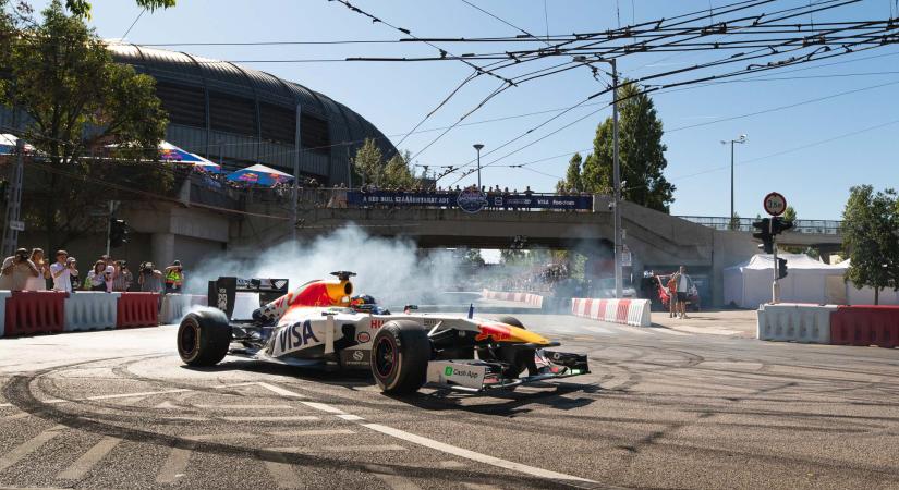 40 ezres közönség előtt csapatták az F1-es gépek Budapesten