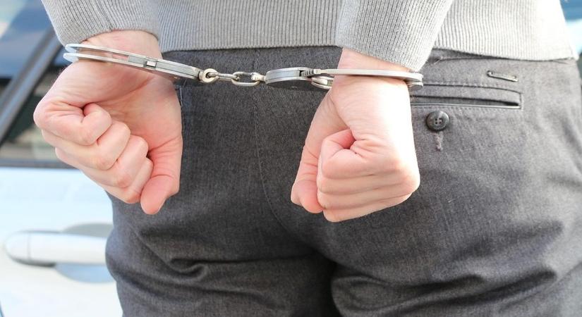 Ötmillió forintot kap, aki bizonyítani tudja, kik a Szőlő utcai pedofil botrányban érintett politikusok
