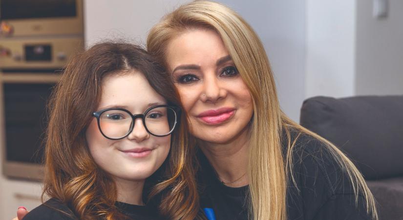 Judy elárulta mit csinál tanulás helyett a kislánya: „Jön a koncertekre, és ott táncol mögöttünk”
