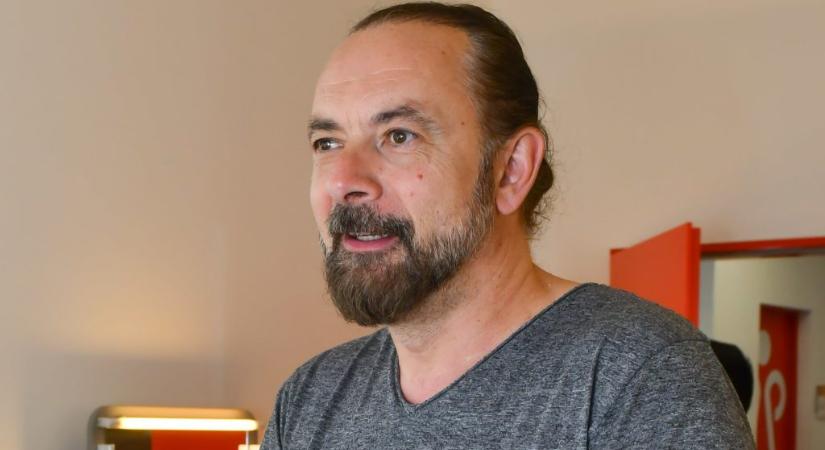 „Ismert fodrászként, többszörös Hal a tortán-győztesként bosszantó” – Zsidró Tamást nem hívták el a luxus gasztropiac megnyitójára