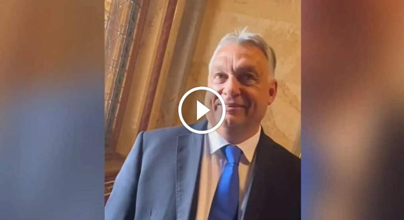 Hadházy Ákos megint videózva kérdezgette Orbán Viktort – lökdösődés a parlamentben