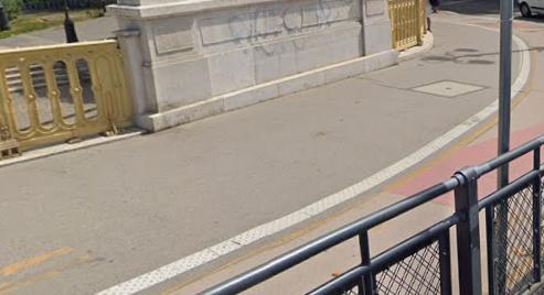 Bedagadt arc, eltört csukló: összetörte magát a bringás a síkos Margit hídon, de nincs felelős