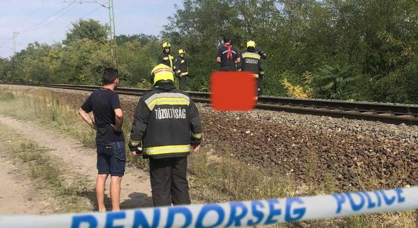 Dráma Ceglédnél: leparkolt, üzenetet küldött a lányainak, majd a sínekre feküdt a családapa, halálra gázolta a vonat