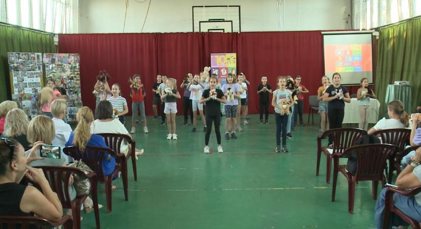 Nálatok laknak-e állatok: a debreceni diákokat is a felelős állattartásra tanítják az állatvédelmi témahéten – videóval