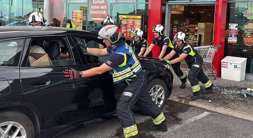Durva rombolás: Autó csapódott egy osztrák szupermarketbe