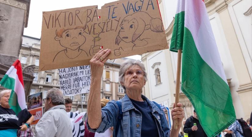 Ma is tüntet Hadházy Ákos, az orosz nagykövetséghez vonulnak