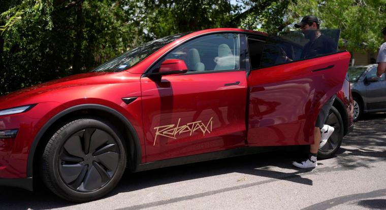 Pár nap alatt három balesetet okoztak a Tesla önvezető taxijai