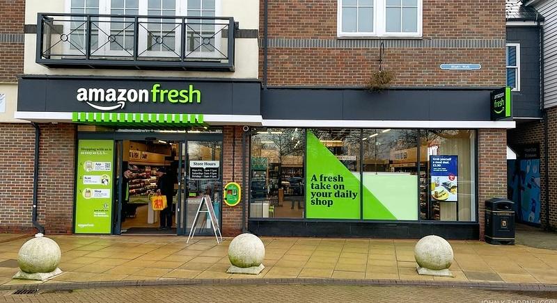 Bezárja brit üzleteit az Amazon Fresh, az online jelenlétre helyezi a hangsúlyt