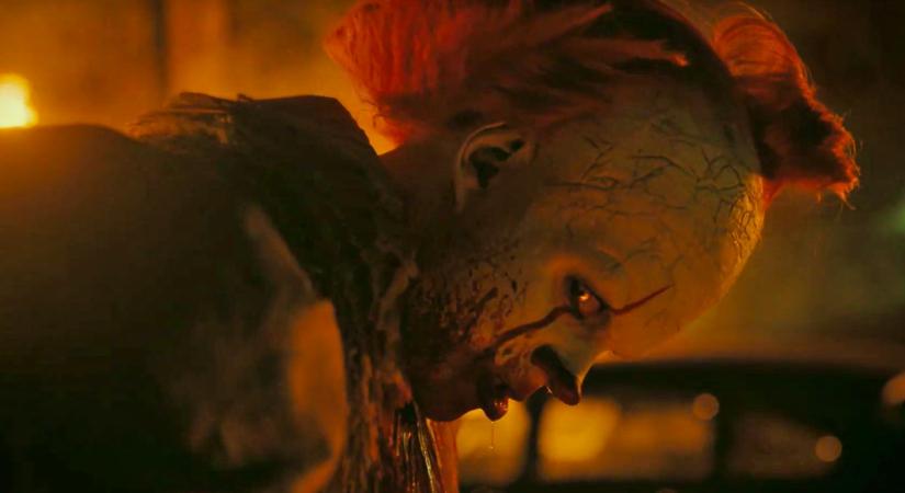 Új, magyar feliratos előzetes érkezett az Az előzménysorozatához, a Welcome to Derryhez, amelyben Pennywise is felbukkan egy hátborzongató jelenetben