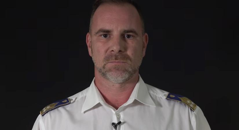 A Magyar Rendőrség videóüzenetben állt ki a nemrég öngyilkosságban elhunyt hódmezővásárhelyi rendőrkapitány emléke mellett