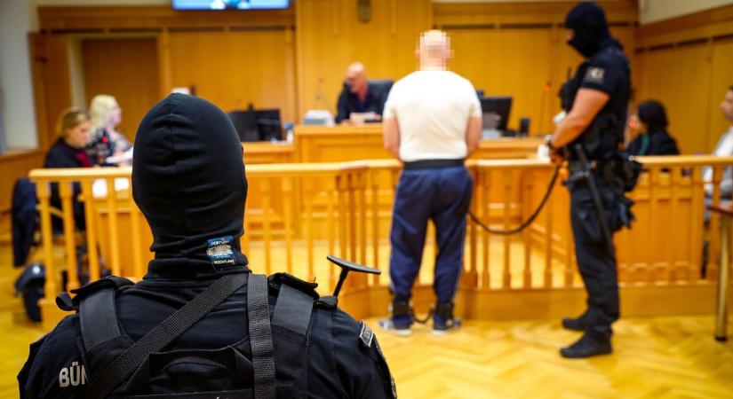 Amikor a mentős a hasáról a hátára fordította a nőt, azt látta, hogy gyakorlatilag szétvágták a mellkasát (fotók)