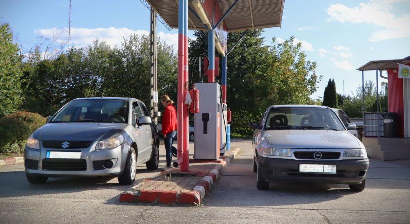 Olcsó és kéznél van? Amikor a falu közepén tankolhat az utazó, s még a fűnyíróba is jut benzin (galéria)