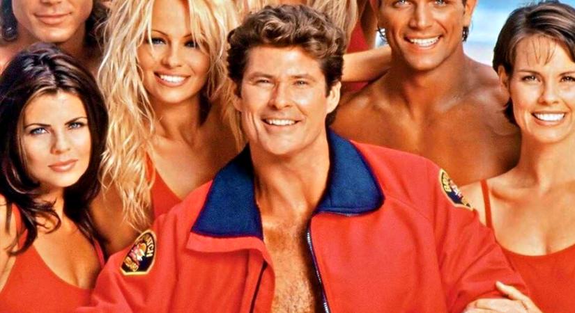 Hivatalos: Az eredeti alkotók közreműködésével elkészül a Baywatch új rebootja, és reméljük, ebben is lesz sok lassított felvételes futás a homokos tengerparton!