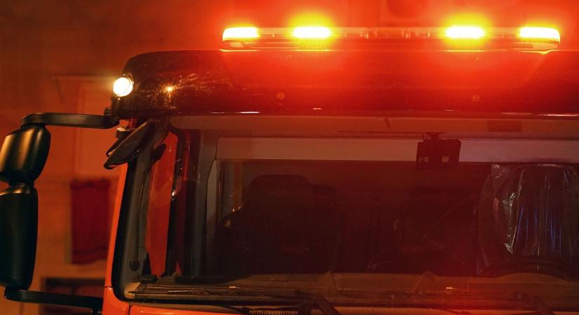 Kamion és autó ütközött a főúton, a gépkocsi árokba borult