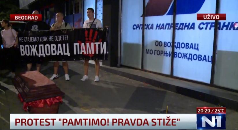 Civilruhás rendőrök vettek őrizetbe performansszal tiltakozó polgárokat az SNS irodánál