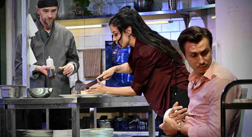 KÉSEK, KÉSEK, HATALMAS KÉSEK Theresa Rebeck: Szuvidált szenvedélyek / Orlai produkció
