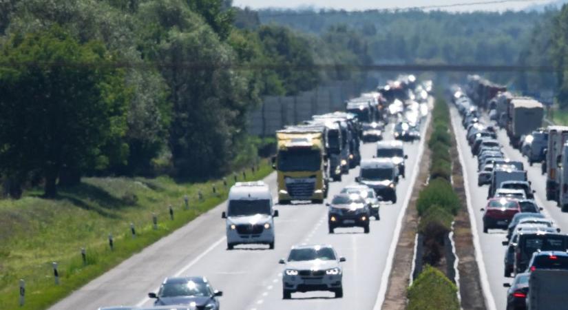 Halálos baleset az M1-esen: kisteherautó rohant a kamionba