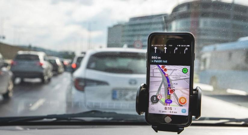 Vezetés és telefon? A büntetés több, mint abszurd!