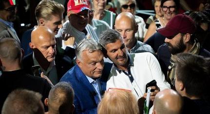 Orbán Viktort testőrök védték a sajátjai között, a Digitális Polgári Körök gyűlésén is