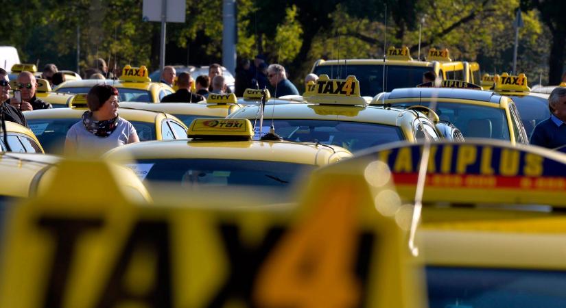 Káoszra ébred Budapest, taxis tüntetés bénítja meg a közlekedést