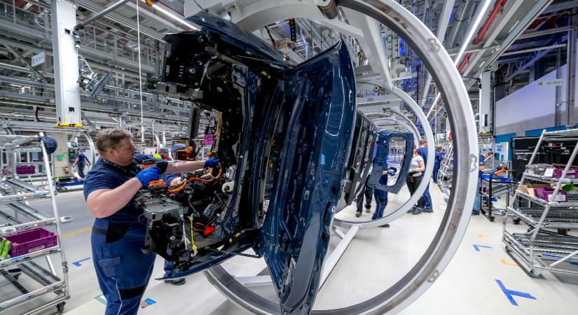 A legújabb, szupermodern BMW a debreceni gyárban készül, de nem a mi autónk
