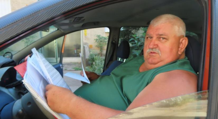 A házat se tudja elhagyni László, egy mopedre gyűjt a mozgáskorlátozott férfi