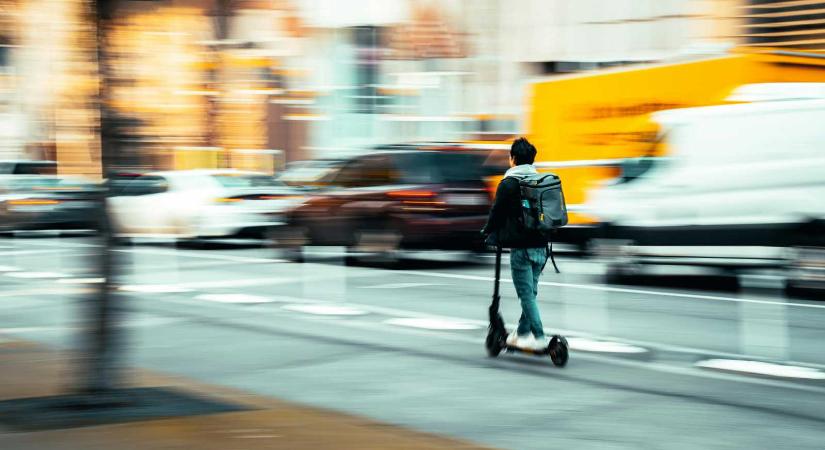 Szigorítást javasol a gépjárművezető-oktató: engedélyhez kötné az elektromos rollerek használatát