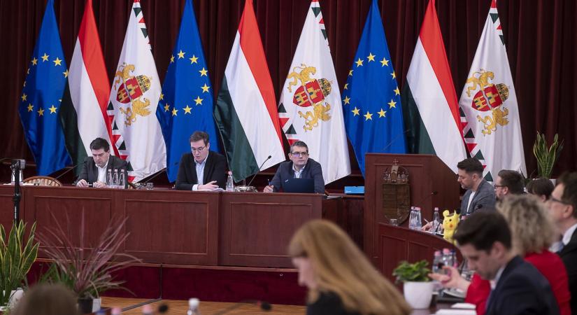 Tüntetés, pártpolitikai csaták, új tiszás képviselő és virágmagok – visszatér a Fővárosi Közgyűlés