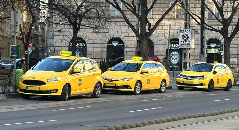 Káosz Budapesten: több száz taxis tüntet a Városháza és a Hősök tere között, tarifaemelést követelnek