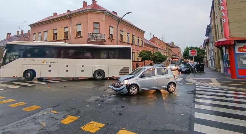 Busszal ütközött egy személyautó Szombathelyen - helyszíni fotók