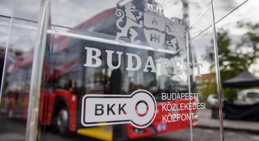 Bilincsben vitték el a BKK jegypénztárait és ügyfélközpontjait takarító cég vezetőit