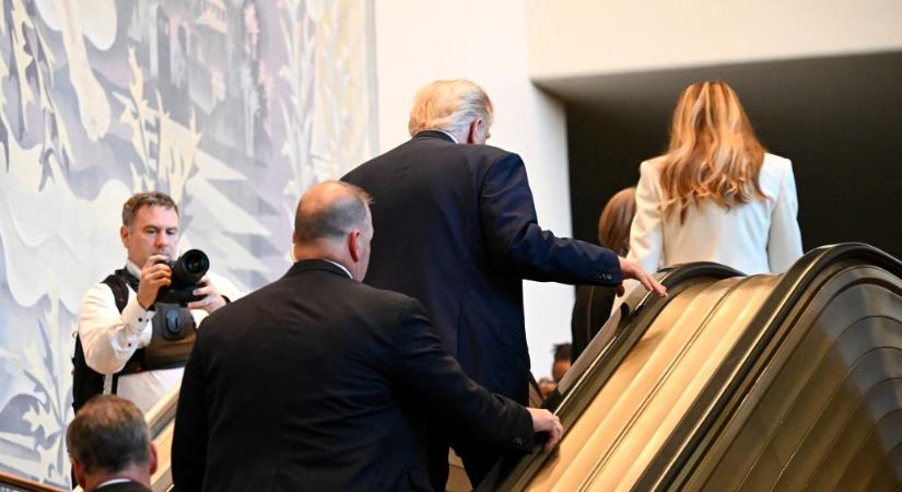Megállt a mozgólépcső Trump alatt, kiakadt a Fehér Ház szóvivője