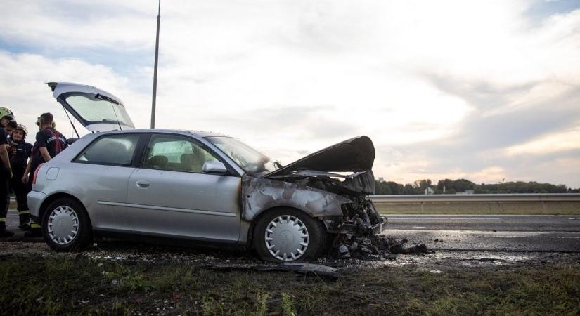 Kigyulladt egy autó a 35-ös főúton – fotókkal