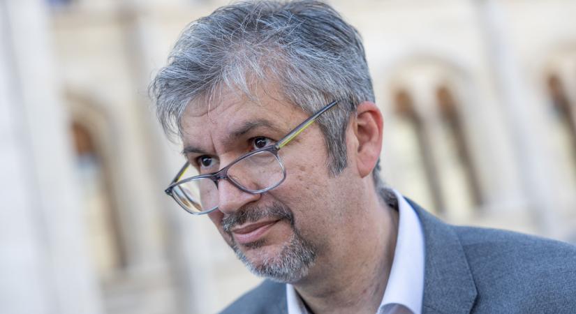 Hadházy Ákos és bandája egy idős papot inzultált a Ferenciek terén. Berontottak a templomba, szidalmazták a vallást és a papokat